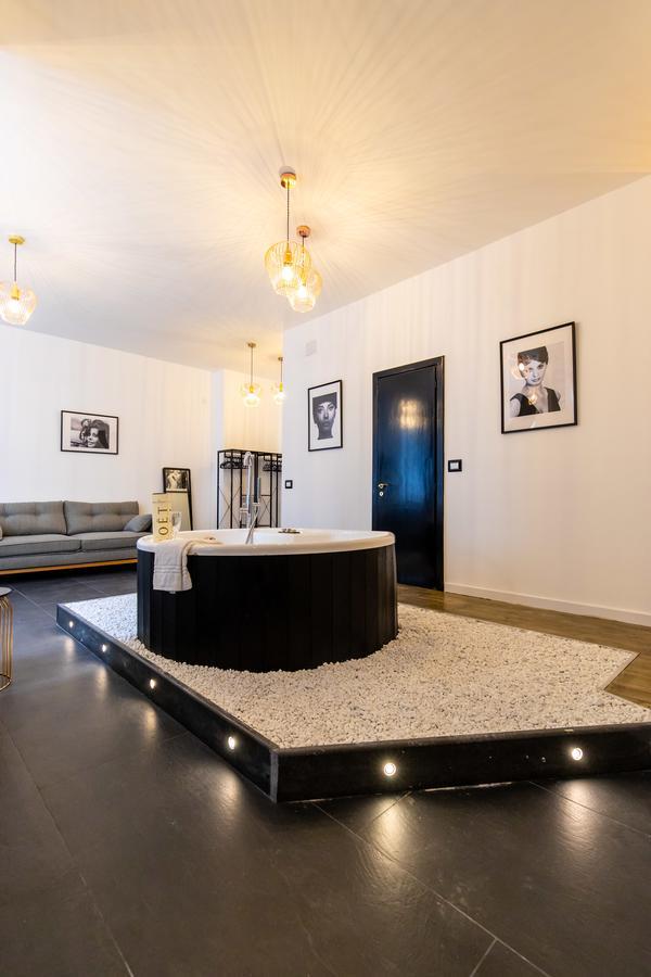 Muni Boutique Flat By Babylon Stay เนเปิลส์ ภายนอก รูปภาพ